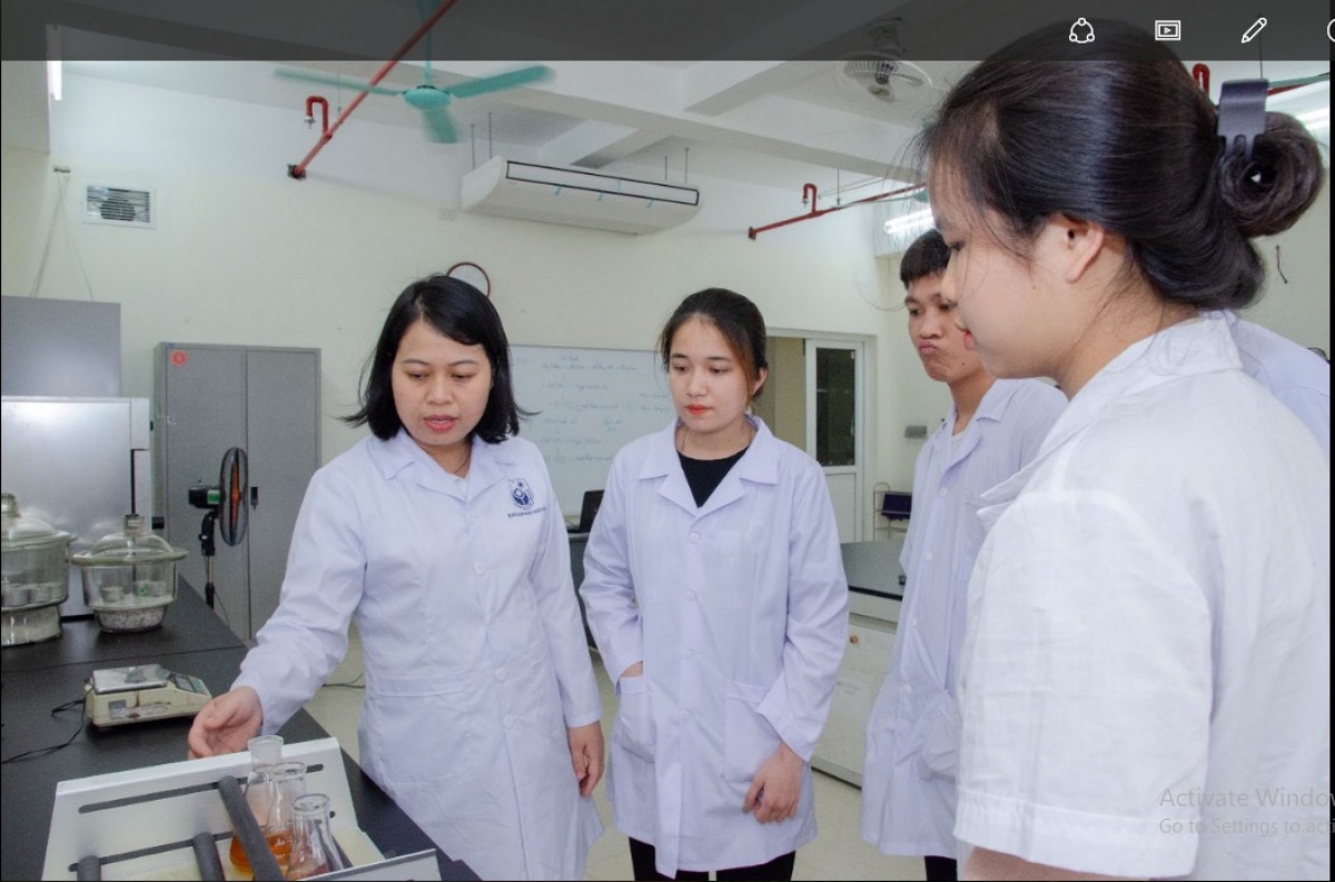 Cô giáo và sinh viên Khoa Công nghệ thực phẩm, Trường ĐH Kinh tế Kỹ thuật Công nghiệp
trong giờ thực hành