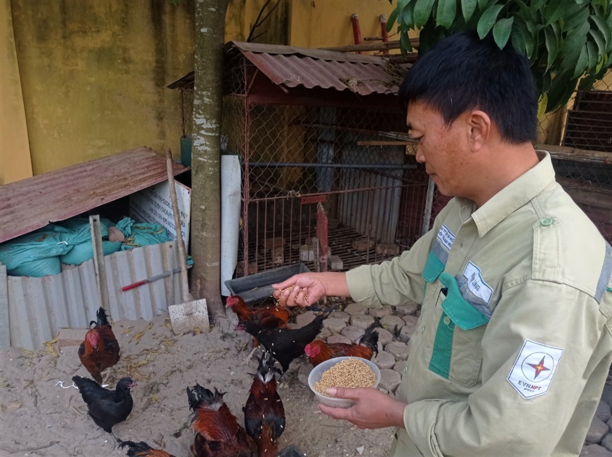 "Thời dịch dã, người ta ở trong nhà tránh dịch còn chúng tôi vẫn ra ngoài, lên tuyến, ở đội nhiều hơn ở nhà" - anh Đoàn Phi Long nói.