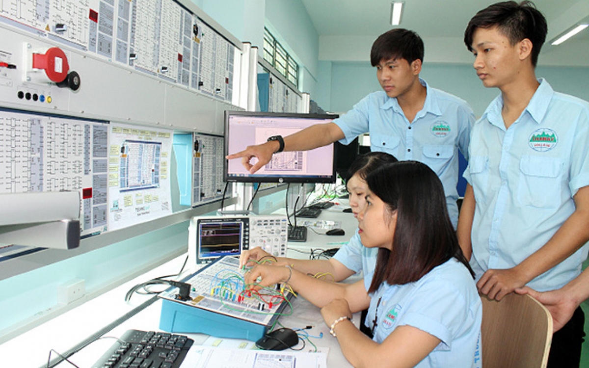 Các cơ sở giáo dục nghề nghiệp đang thúc đẩy mạnh đẩy mạnh ứng dụng công nghệ thông tin trong giảng dạy, quản trị trường học. (Ảnh: minh họa)
