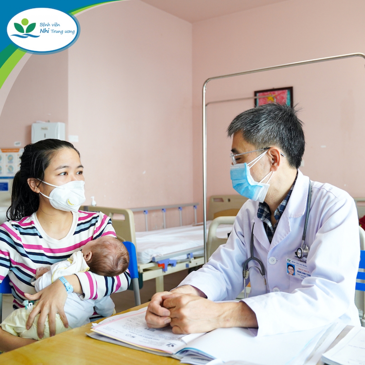 TS.BS Cao Vũ Hùng tư vấn cho người nhà bệnh nhi