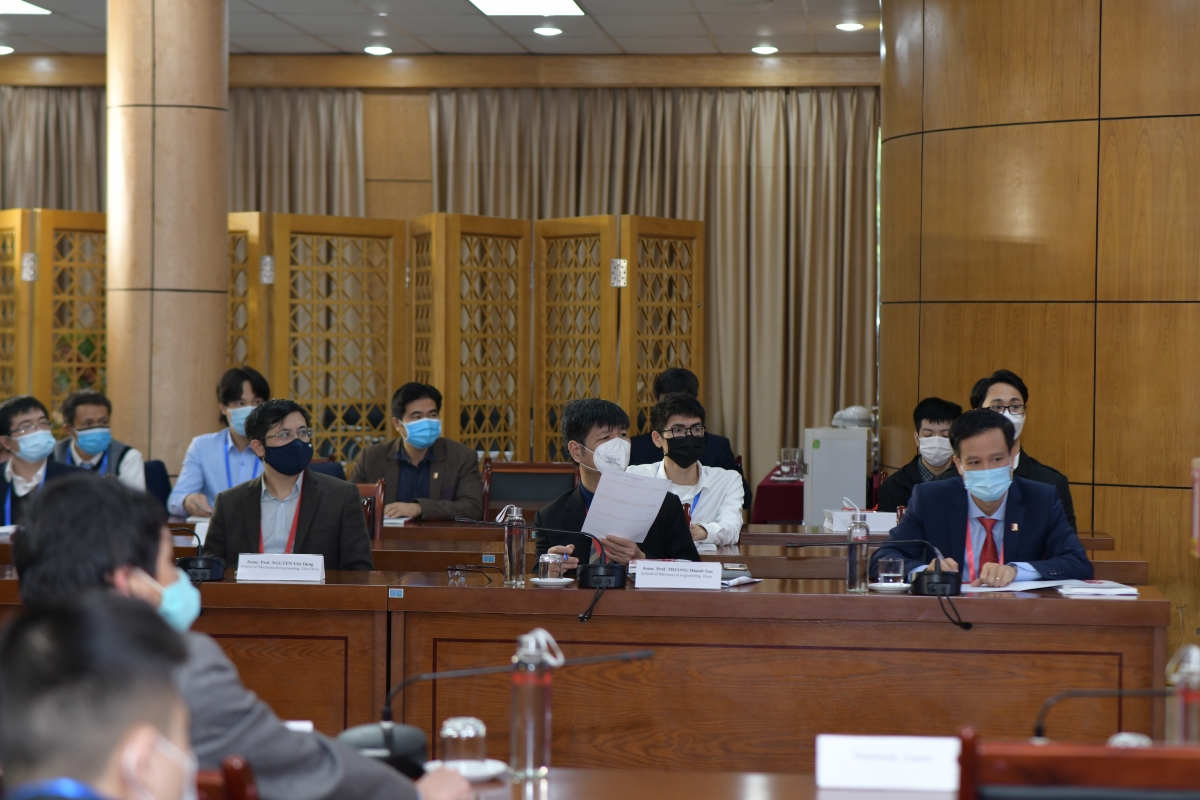 Các đại biểu tham dự hội thảo trực tiếp tại ĐH Bách khoa Hà Nội