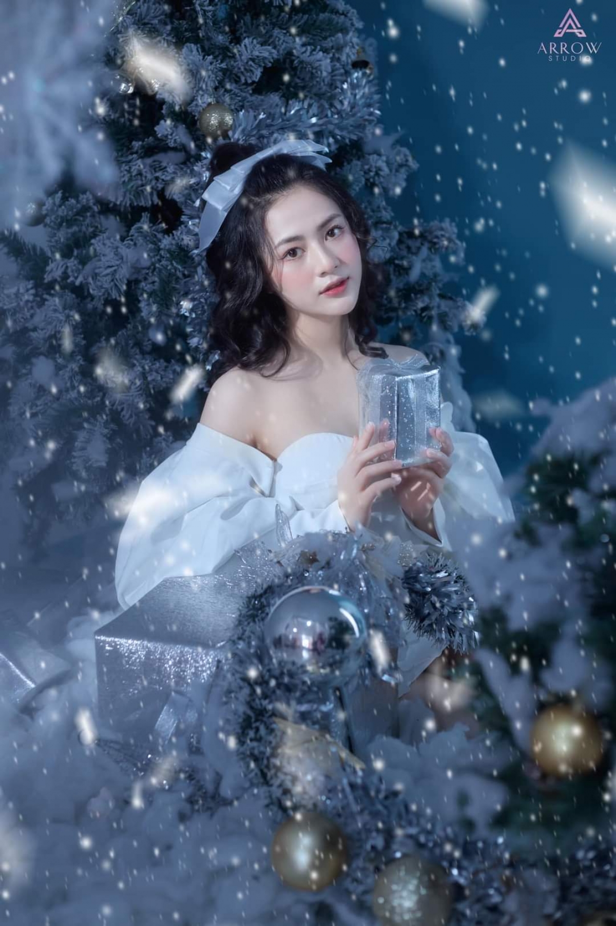 Sở hữu gương mặt bầu bĩnh, đôi mắt to tròn sắc sảo cùng 2 má lúm đồng tiền đáng yêu, Việt Hoa thường được đạo diễn gửi gắm các dạng vai cá tính, đánh đá. Tuy nhiên, ngoài đời, nữ diễn viên là người hiền lành và ít nói, không giống trên phim.