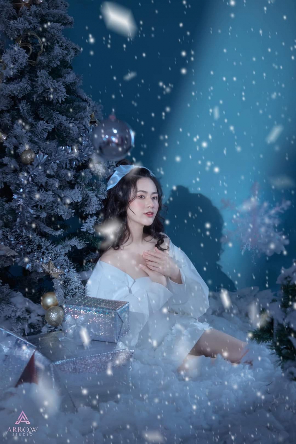 Việt Hoa không còn quá xa lạ với khán giả truyền hình. Nữ diễn viên từng ghi dấu ấn khi tham gia các phim Cô gái nhà người ta, Trở về giữa yêu thương, Hương vị tình thân...