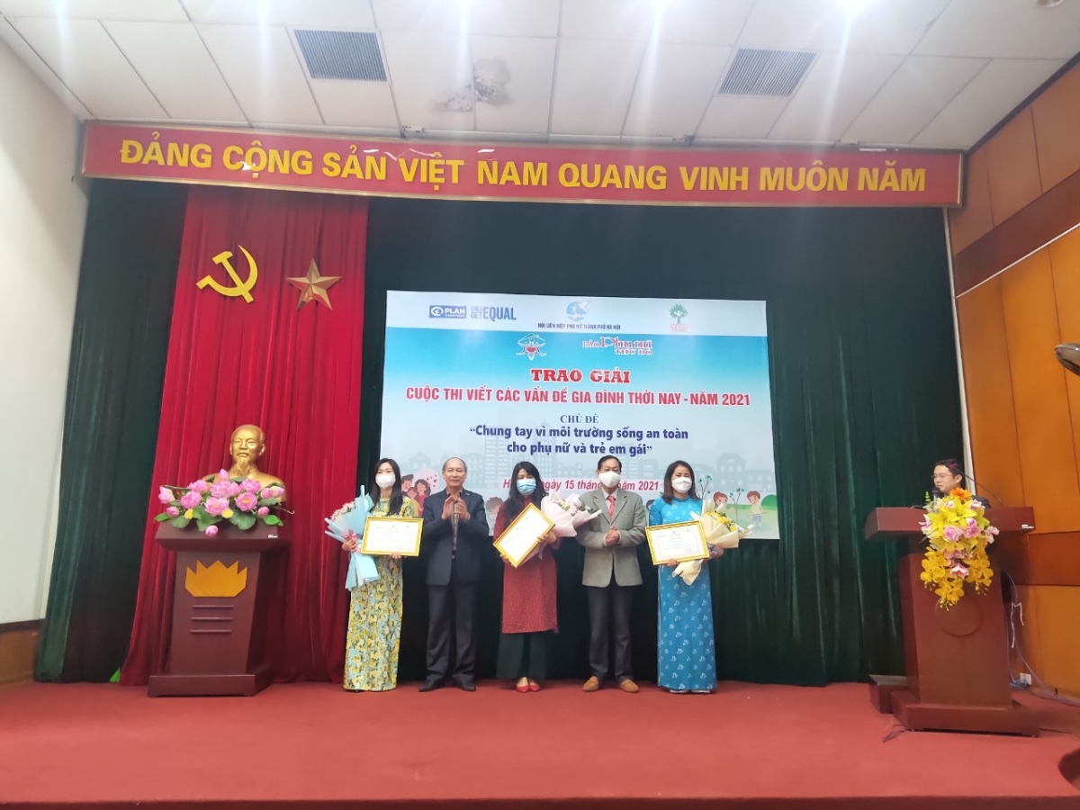 Các tác giả đoạt giải 3 của cuộc thi viết "Các vấn đề gia đình thời nay" lần thứ 11