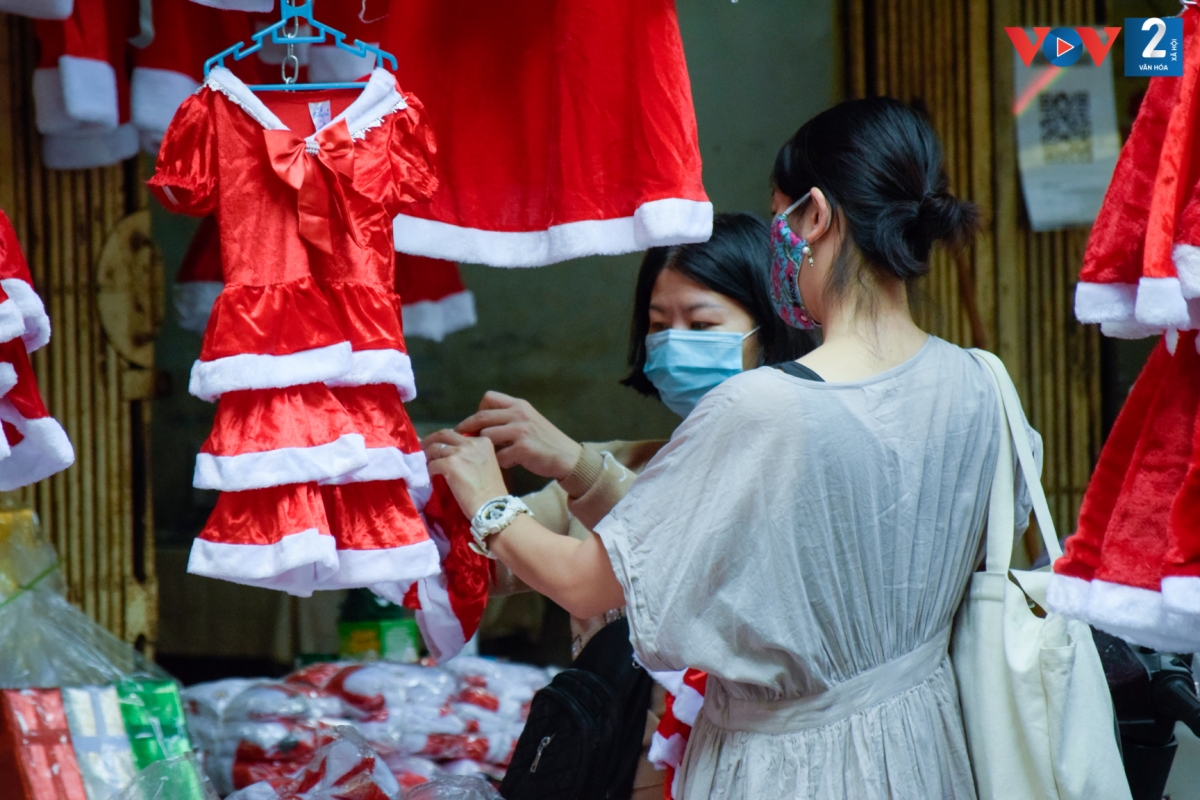 Quần áo ông già Noel, cây thông, tuần lộc... là những món đồ trang trí quen thuộc.