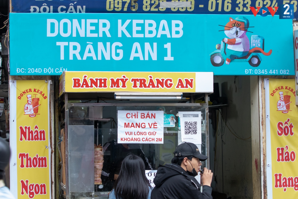 Sau khi nhận thông tin quận Ba Đình thông báo hàng quán chỉ được bán mang về, các quán ăn trên địa bàn đã nghiêm chỉnh chấp hành và hoàn toàn ủng hộ quyết định của quận cũng như của thành phố.