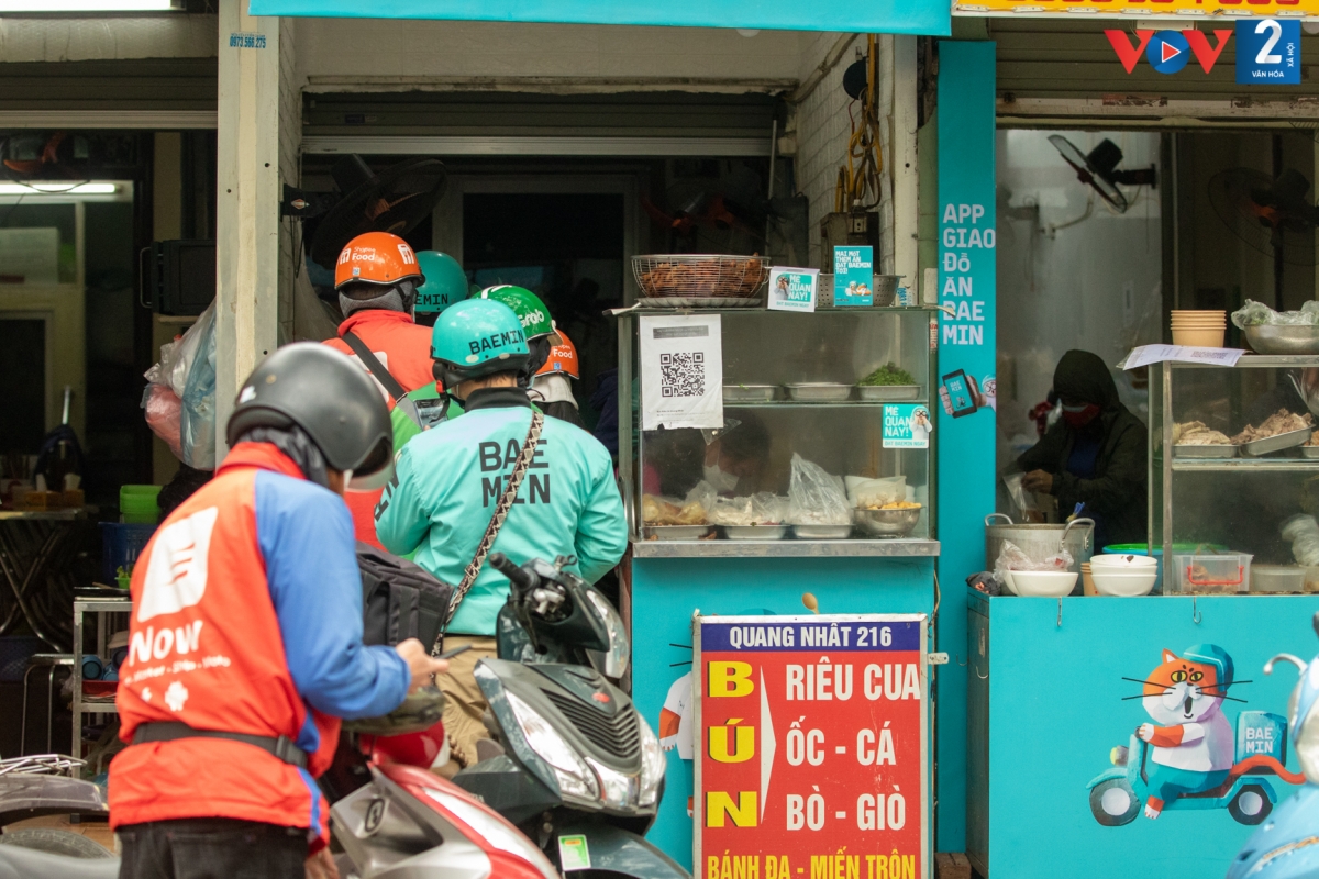 Việc các quận trung tâm dừng một số hoạt động không thiết yếu diễn ra trong bối cảnh số ca mắc mới Covid-19 ở Hà Nội gần một tuần qua cao nhất cả nước.