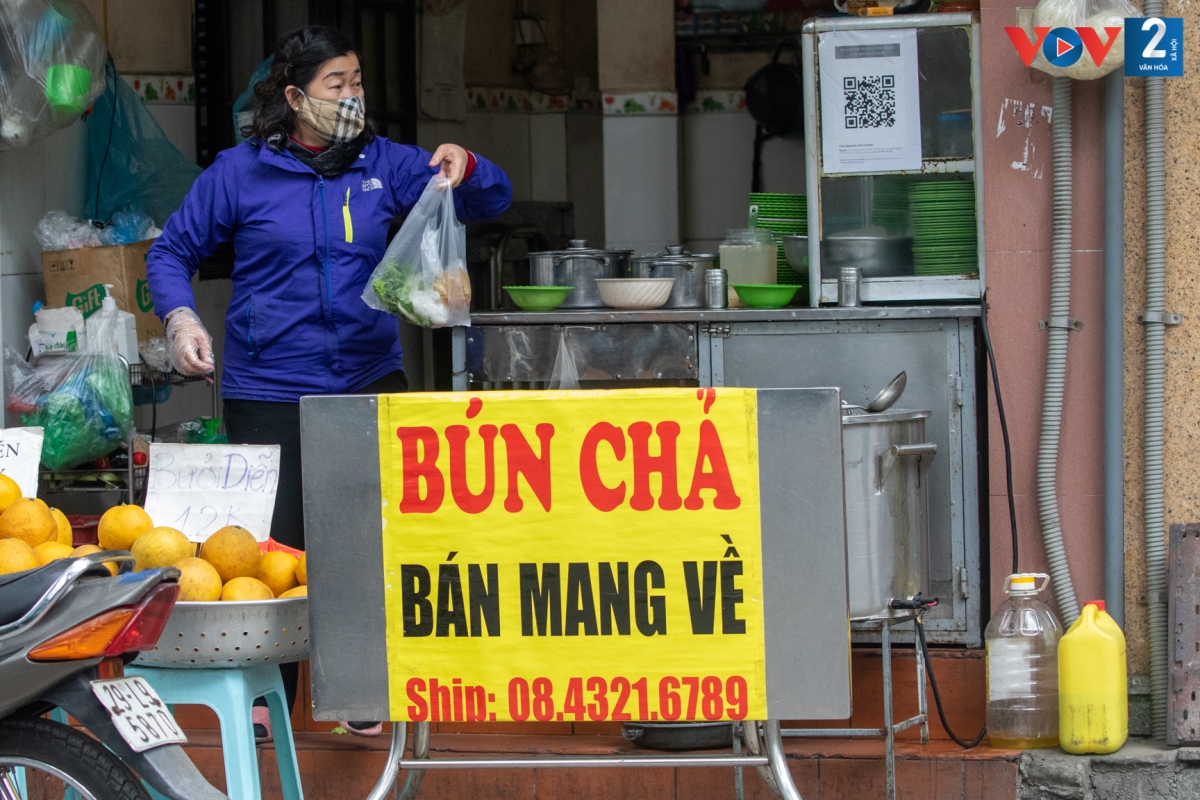 Chủ một quán ăn trên phố Đội Cấn (Ba Đình) chia sẻ, dịch bệnh kiến việc kinh doanh của cả nước bị ảnh hưởng, quận và thành phố đưa ra quyết định dừng bán tại chỗ với khu vực nguy cơ cao thì người dân phải chấp hành để đảm bảo an toàn cho chính bản thân và cộng đồng.