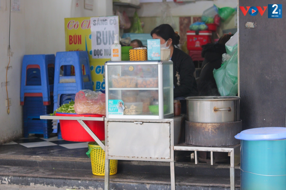 Hà Nội đã ghi nhận 8 địa phương ở cấp độ 3 (tức "vùng cam"), gồm các quận: Tây Hồ, Hoàn Kiếm, Hai Bà Trưng, Đống Đa, Ba Đình, Nam Từ Liêm, Long Biên, Hoàng Mai.