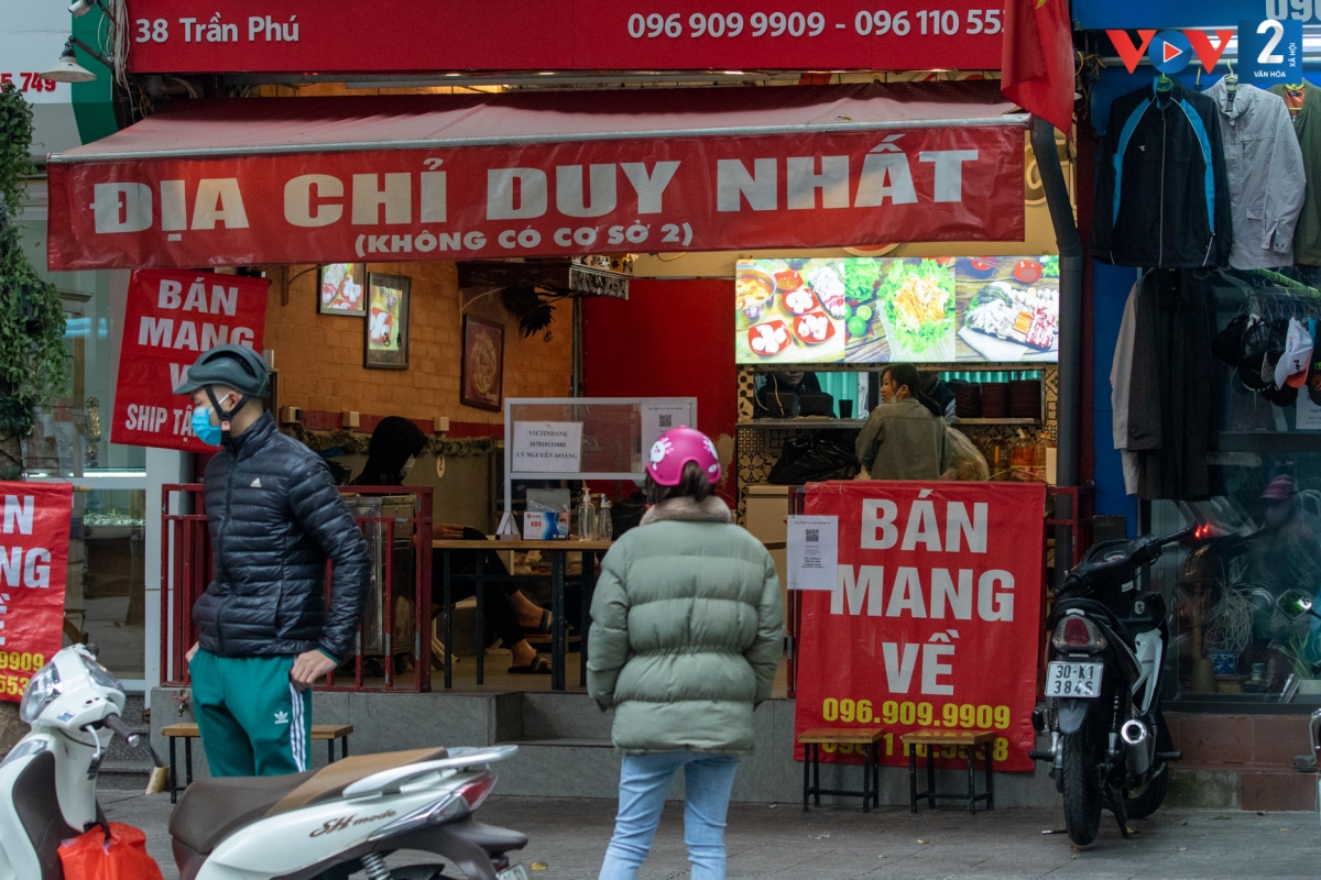 Đa số chủ nhà hàng, cơ sở kinh doanh dịch vụ ăn uống đã quen với việc đóng - mở liên tục theo diễn biến dịch bệnh. Do đó, không khó để họ nhanh chóng chuyển sang mô hình bán mang về, ngay khi nhận thông báo.