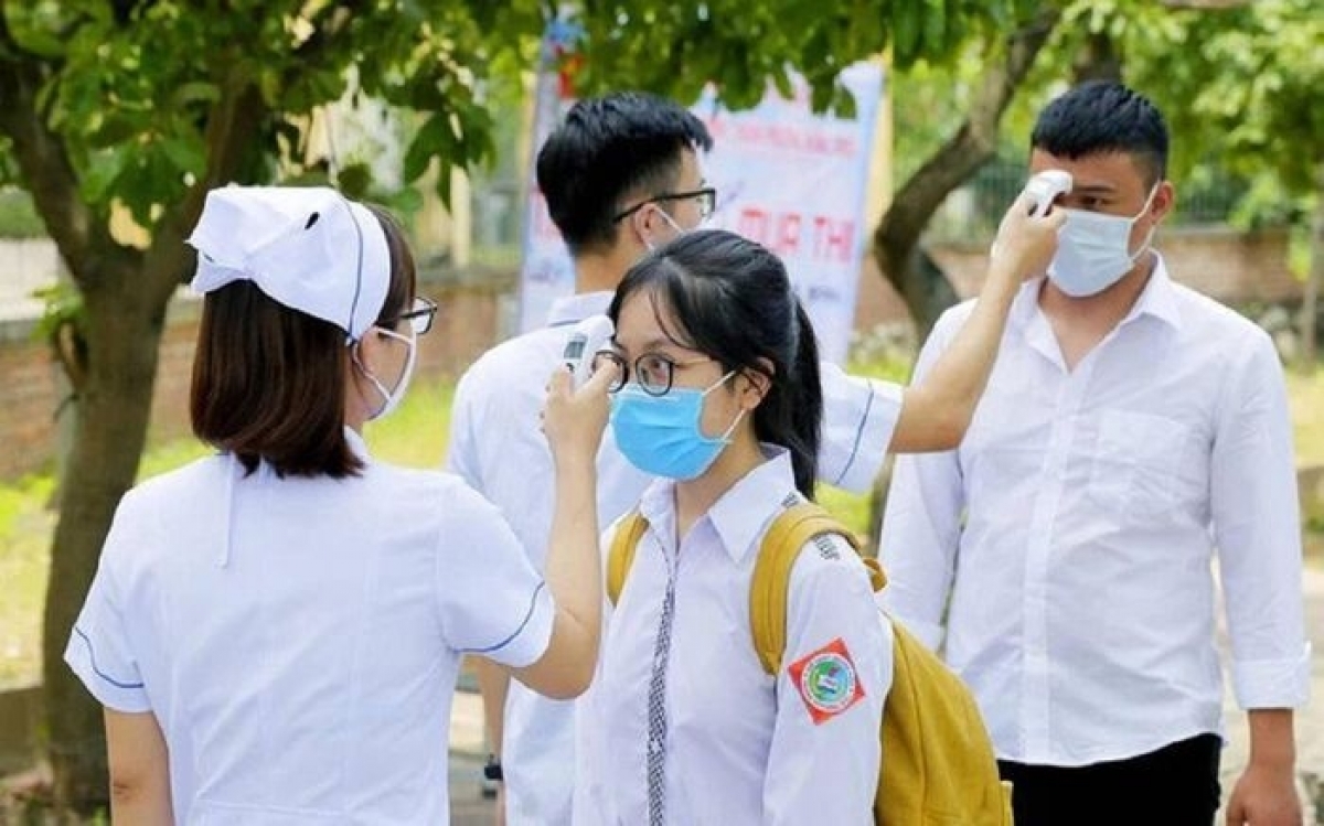 Sáng 6/12, học sinh lớp 12 ở Hà Nội đã tựu trường