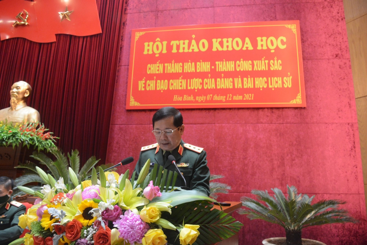 Thượng tướng, TS Lê Huy Vịnh, Ủy viên Ban Chấp hành Trung ương Đảng, Ủy viên Quân ủy Trung ương, Thứ trưởng Bộ Quốc phòng phát biểu tại hội thảo. Ảnh: Báo Cựu chiến binh Việt Nam