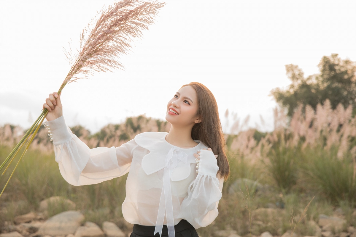 Nhưng sau tất cả, nữ diễn viên 9x vẫn cố gắng giữ sự lạc quan và nụ cười trên môi.