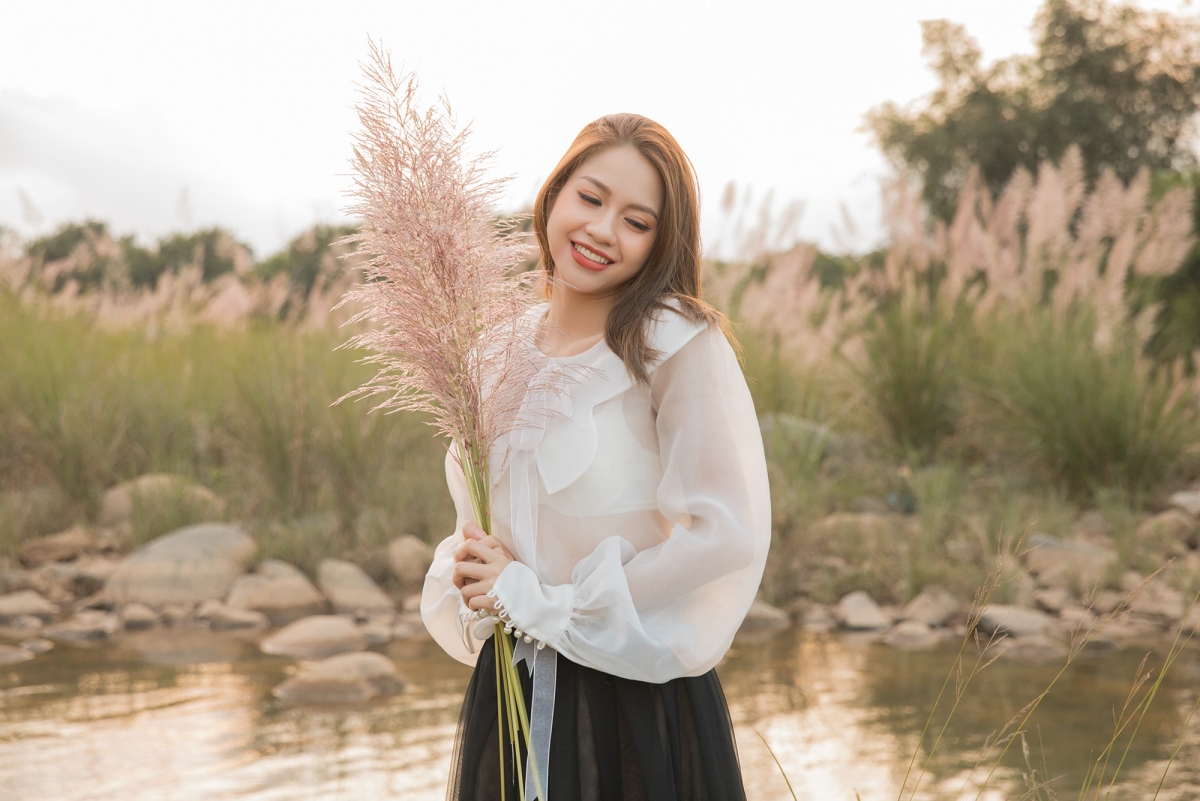 Tự nhận là người nặng tình, cả nghĩ, nhiều tâm sự, nhưng mỗi khi xuất hiện, Anh Tuyết luôn cố gắng giữ vẻ rạng rỡ.