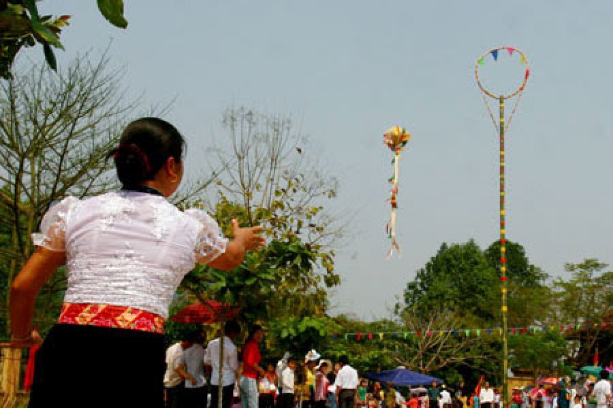 Ném còn- một trò chơi dân gian của nhiều dân tộc