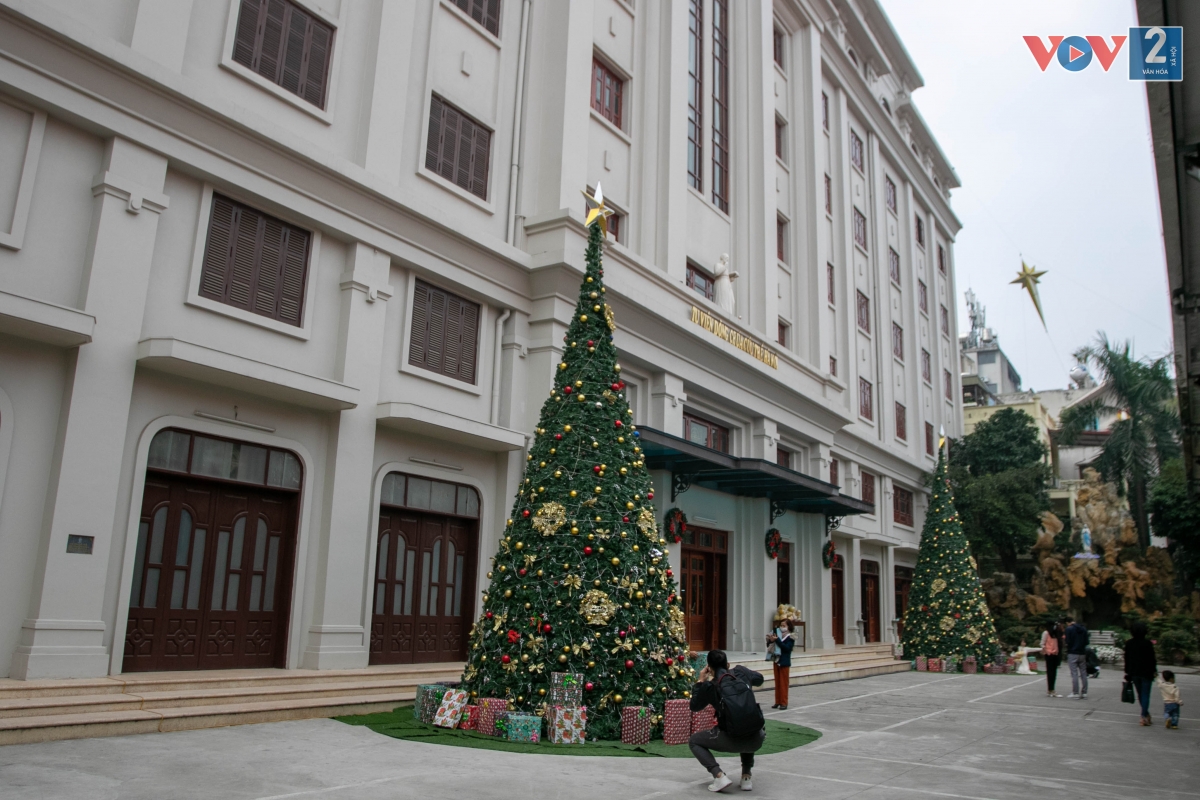 Phía trong nhà thờ được trang trí 2 cây thông lớn, nổi bật là hang đá Bê-lem. Rất nhiều người dân tới đây tham quan và chụp ảnh.