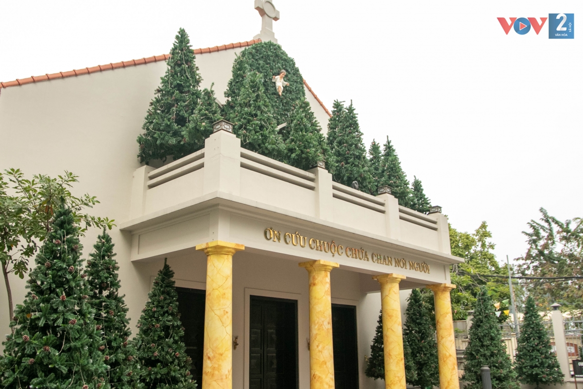 Tại nhà thờ Giáo xứ Thái Hà (quận Đống Đa), việc trang trí đã hoàn tất. Nhiều cây thông được dựng lên từ ngoài cổng vào trong sân, tạo cho khủng cảnh trang hoàng rực rỡ cho mùa Giáng sinh.