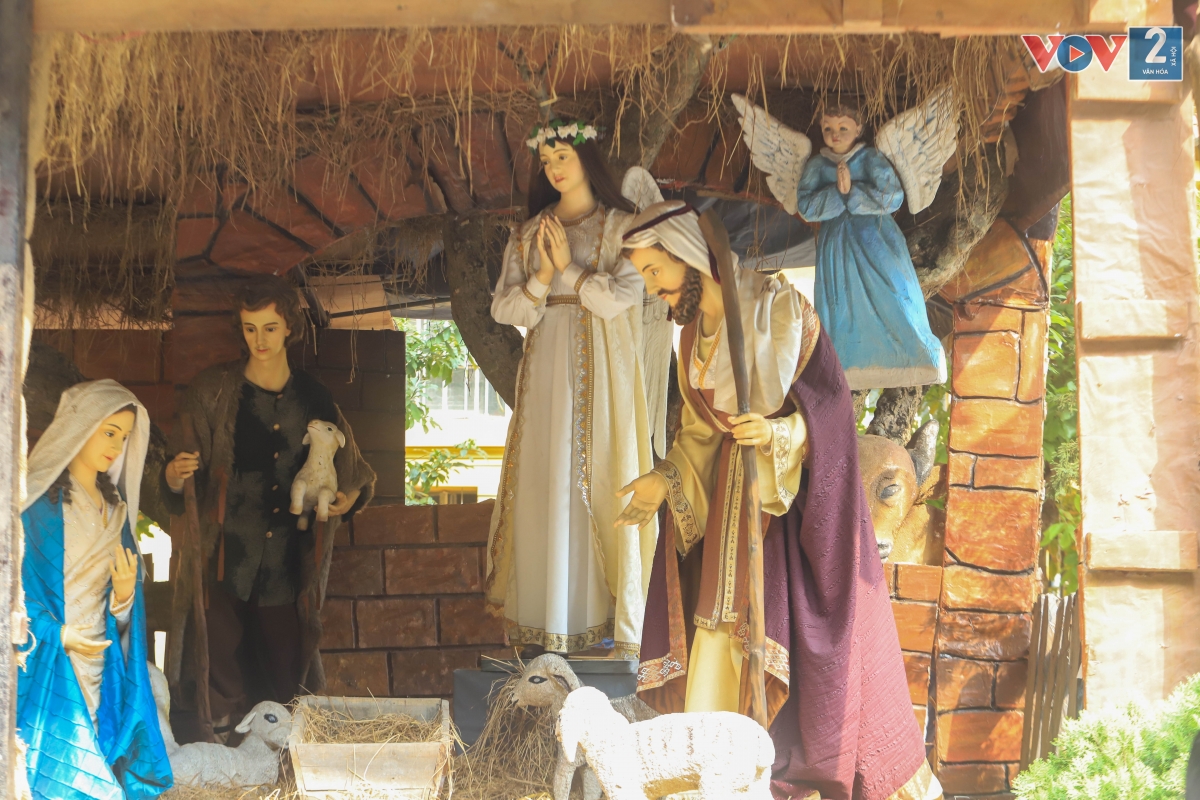 Trong khuôn viên, tiểu cảnh Chúa Jesus Giáng sinh được trang trí cầu kỳ.
