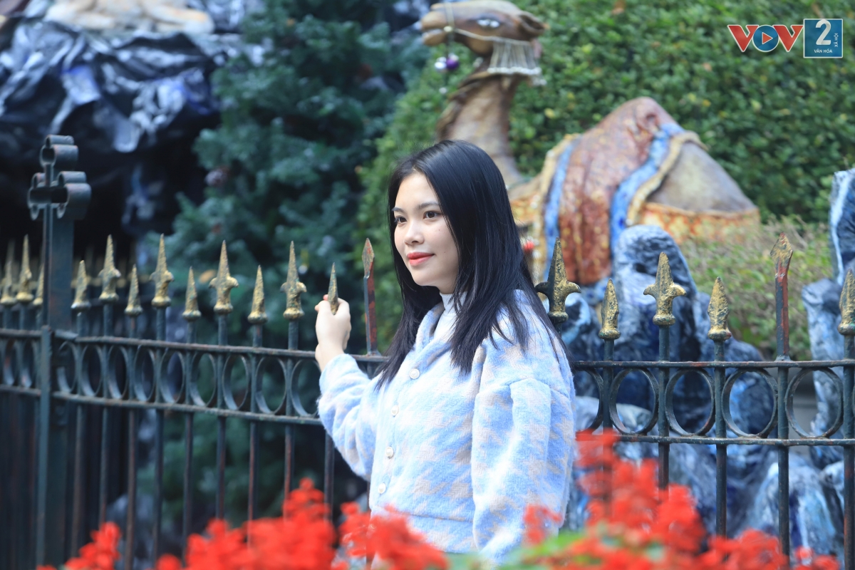 Do COVID-19 và đang tu sửa nên Nhà thờ Lớn năm nay không tổ chức lễ nhưng nhiều người dân Thủ đô vẫn tới vui chơi, chụp ảnh.
