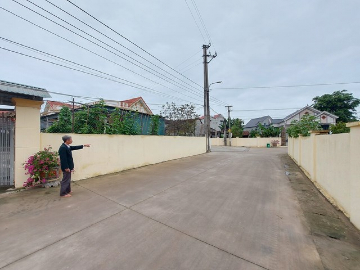 Ông Thiều Thọ Tam bên con đường được làm trên đất cũ của gia đình.