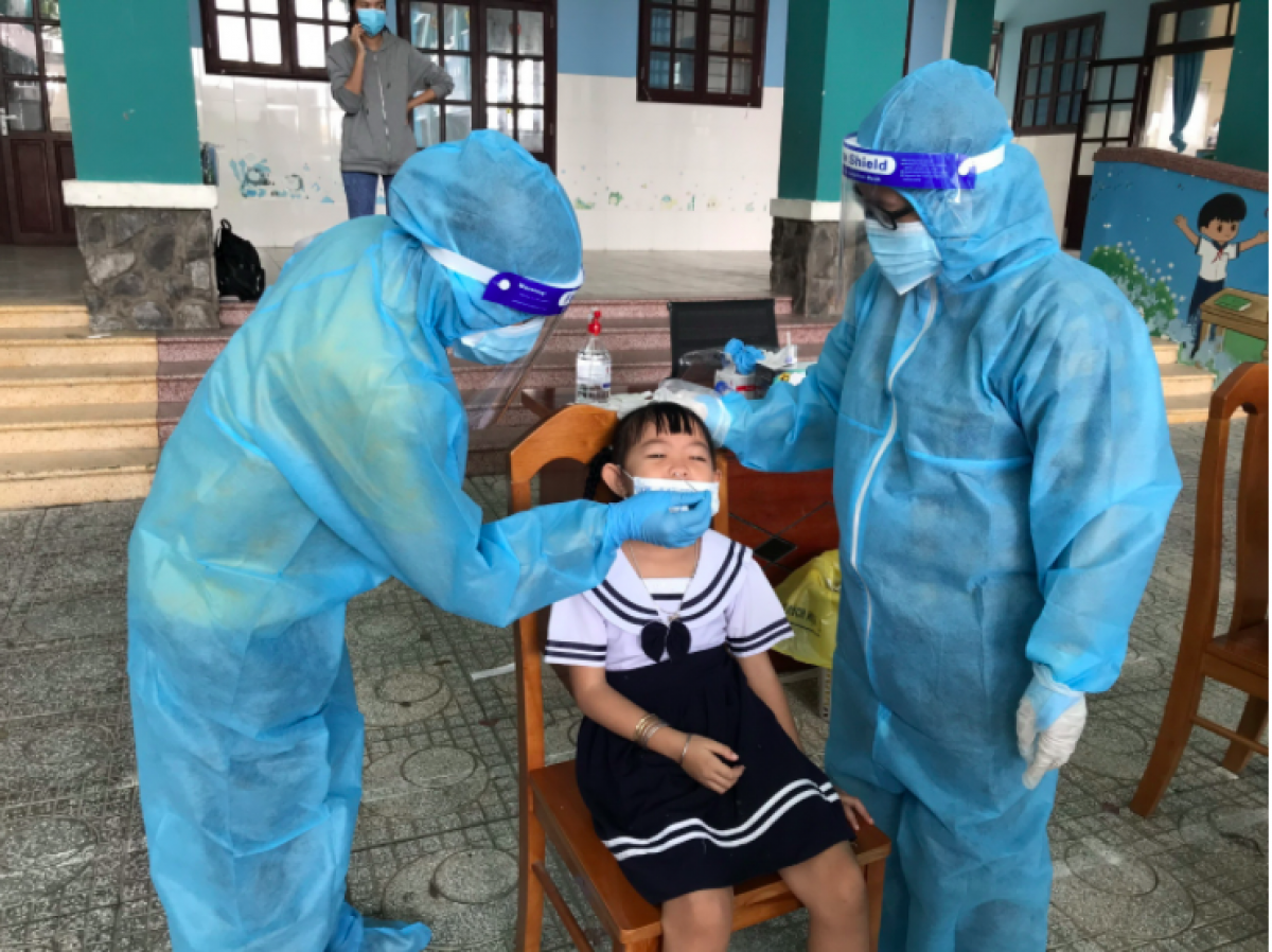 Học sinh ở xã đảo Thạnh An, huyện Cần Giờ, TP.HCM được xét nghiệm Covid-19