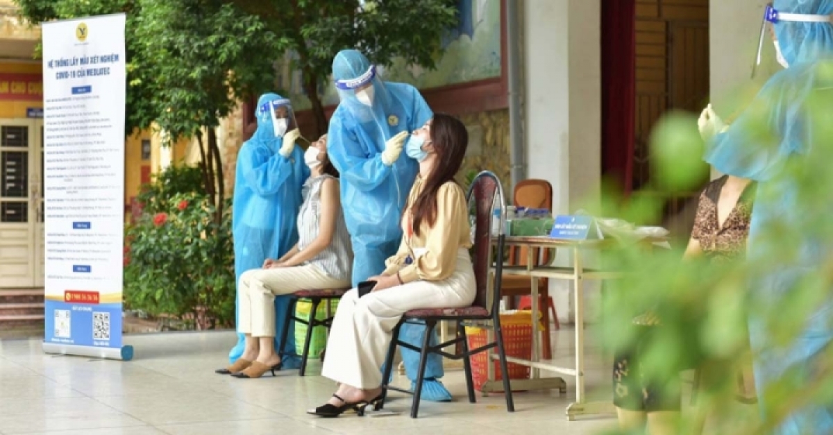 Người dân Hà Nội lấy mẫu test nhanh COVID-19.