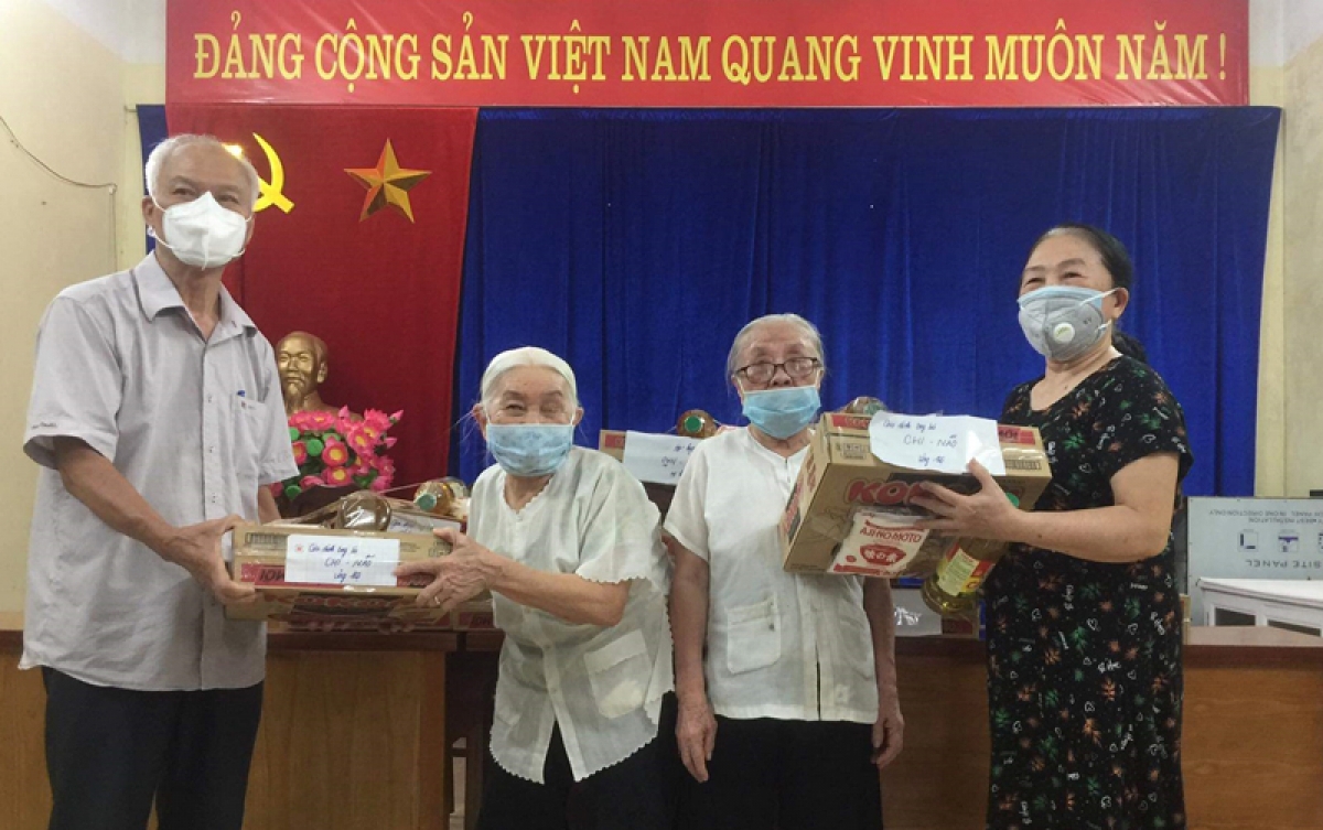 Ông Nguyễn Tâm Phúc tham gia hoạt động hỗ trợ các hoàn cảnh khó khăn trong mùa dịch Covid-19.