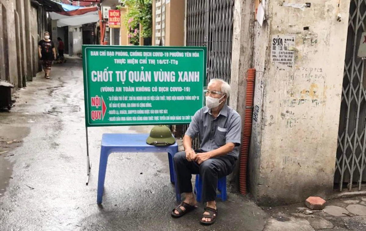 Ông Nguyễn Tâm Phúc thường xuyên có mặt tại các chốt trực phòng, chống Covid-19.