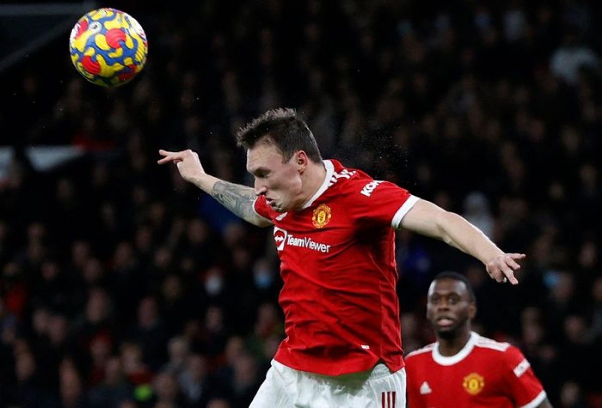 Phil Jones thi đấu trở lại sau 2 năm điều trị chấn thương (Ảnh: Internet)