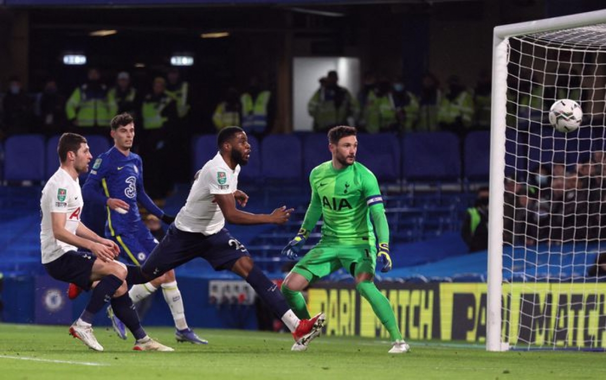 Tanganga và Ben Davies gián tiếp giúp Chelsea có bàn thắng thứ hai (Ảnh: Internet)
