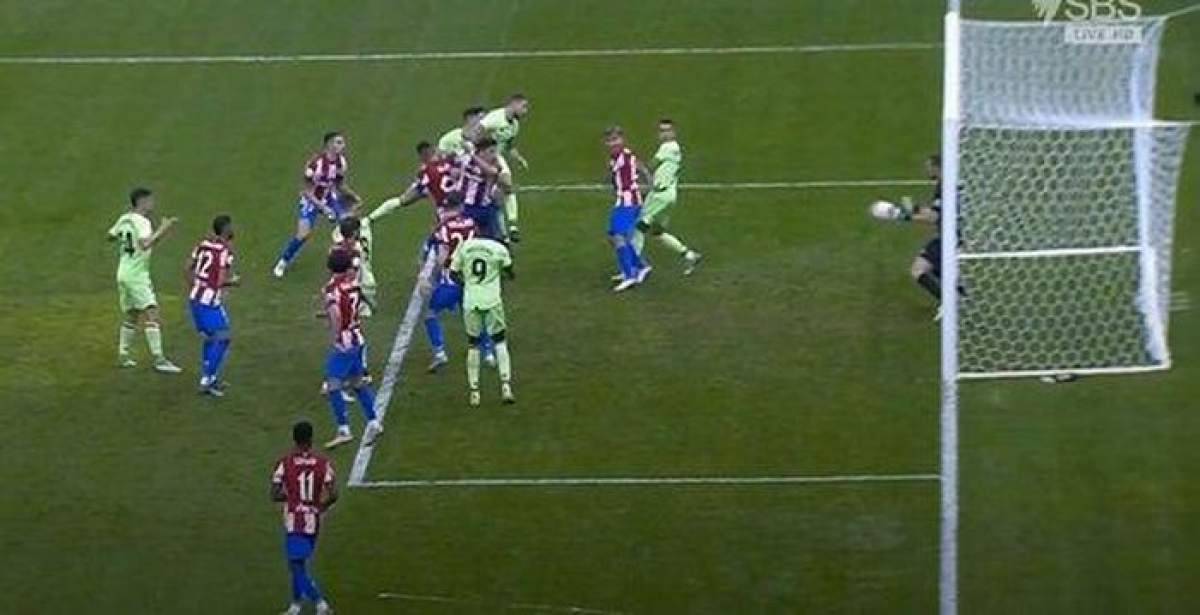 Tình huống dẫn tới bàn thắng của các cầu thủ Atletico Madrid (Ảnh: Internet)