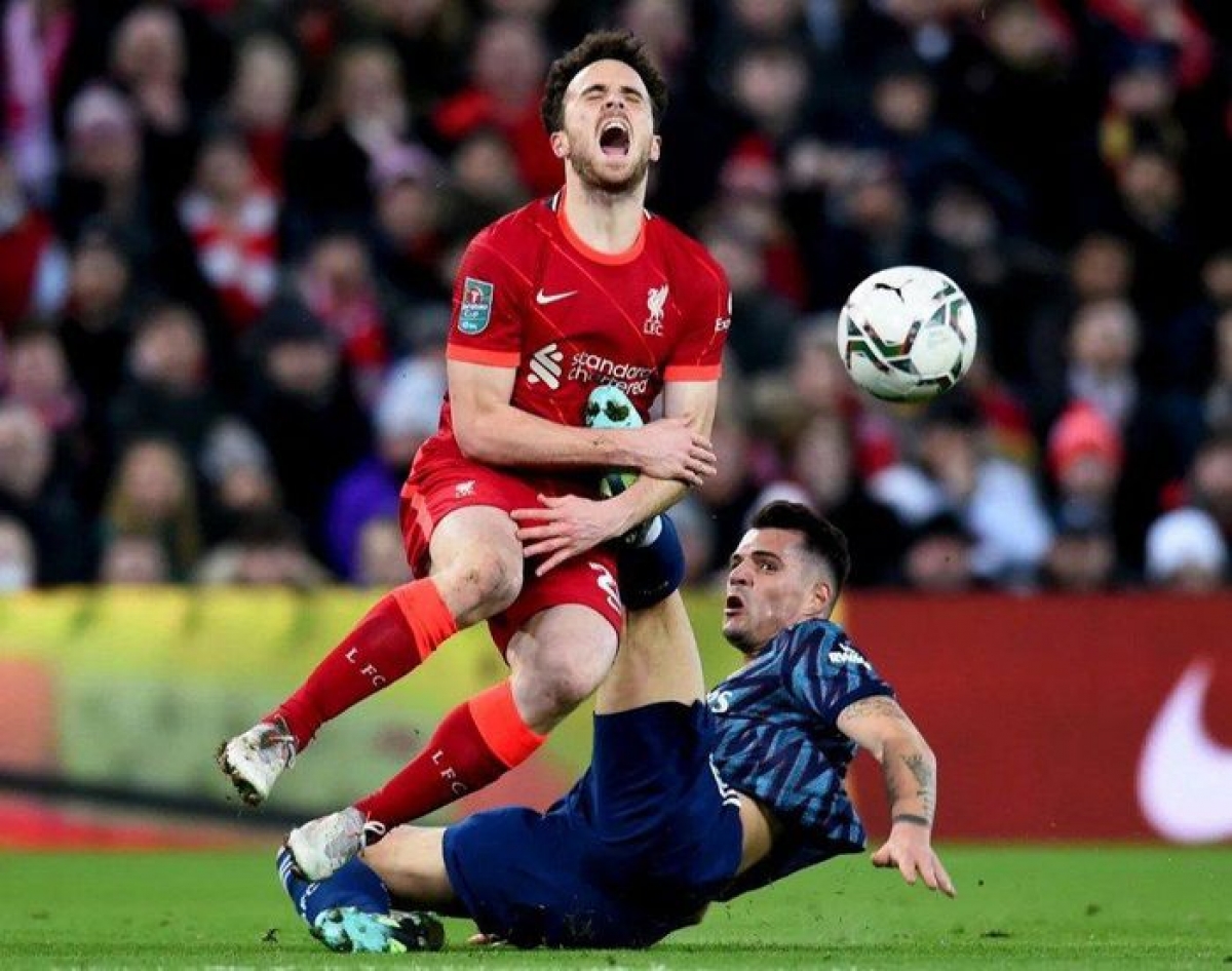 Tình huống dẫn đến Xhaka phải nhận thẻ đỏ là điểm nhấn lớn nhất của trận đấu này (Ảnh: Internet)