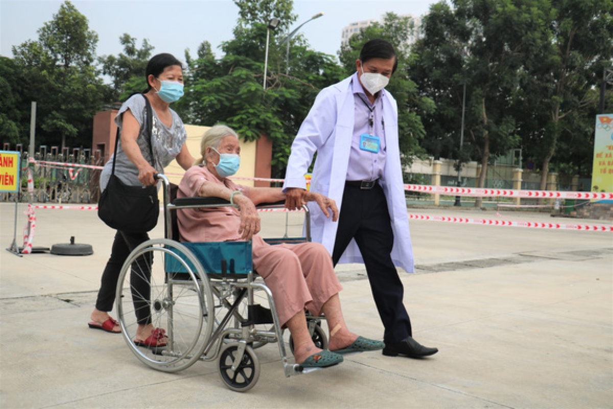 Bà Diệc Lục khỏi Covid-19 và xuất viện về nhà