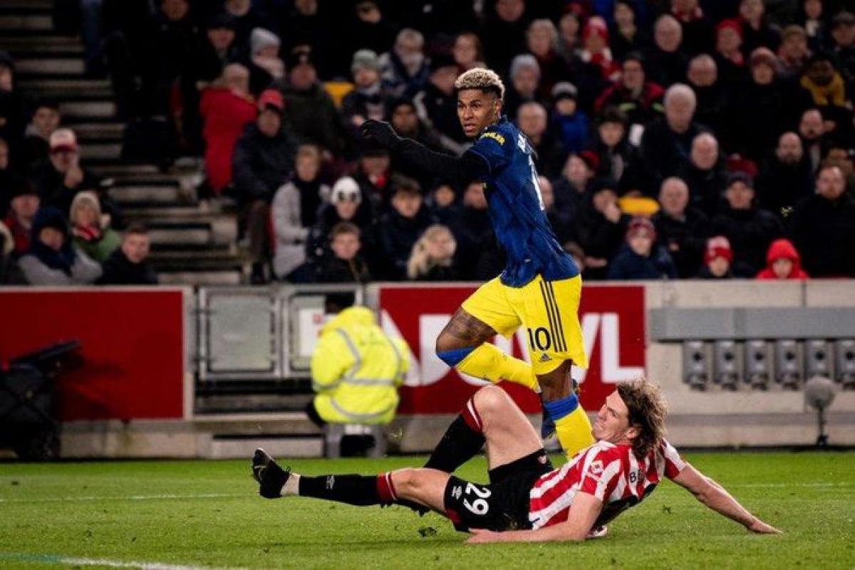 Marcus Rashford nới rộng thêm khoảng cách cho đội khách (Ảnh: Internet)