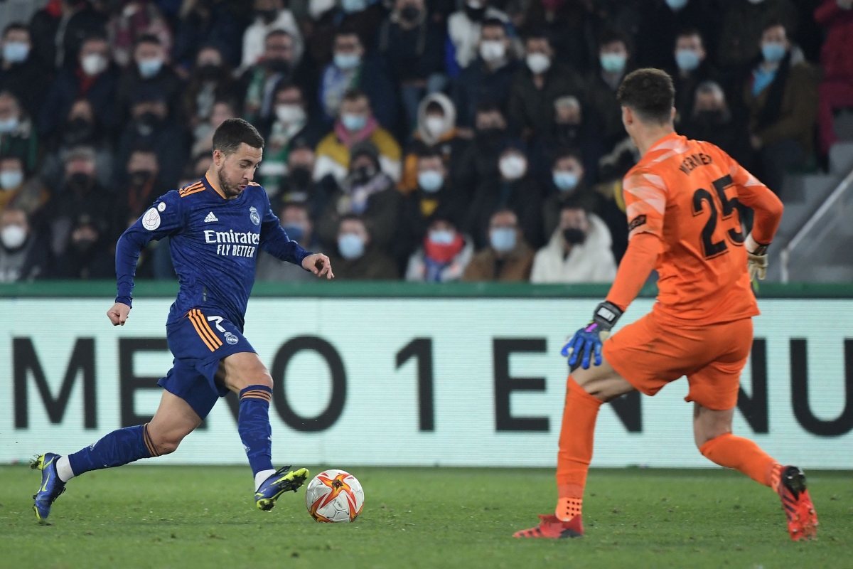 Eden Hazard đi bóng qua người thủ môn Axel Werner rồi ghi bàn cho Real (Ảnh: Internet)