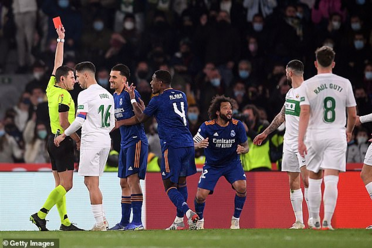 Marcelo nhận thẻ đỏ và Real chỉ còn chơi với 10 người từ phút 102 (Ảnh: Getty Images)