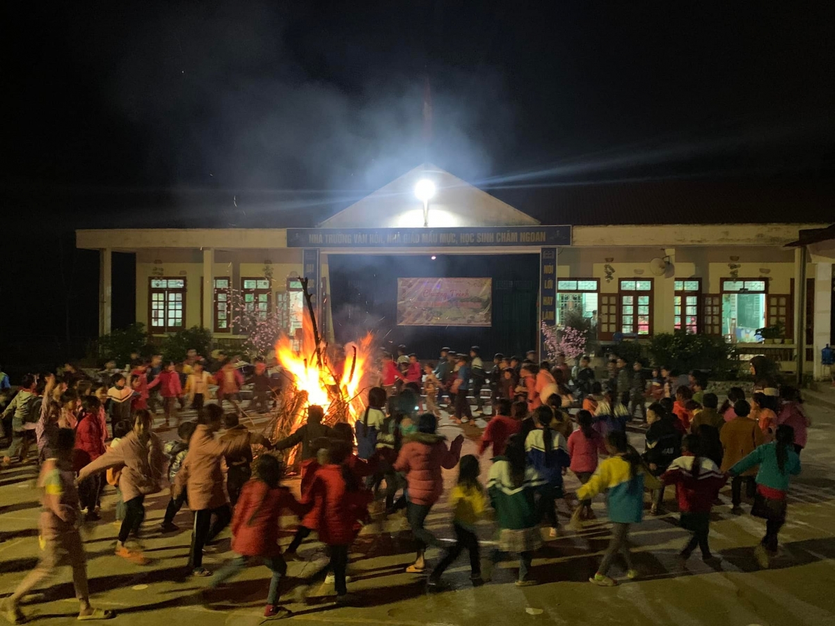 Hoạt động văn hóa, văn nghệ, đốt lửa trại mang đến cho các em học sinh nhiều trải nghiệm thú vị.
