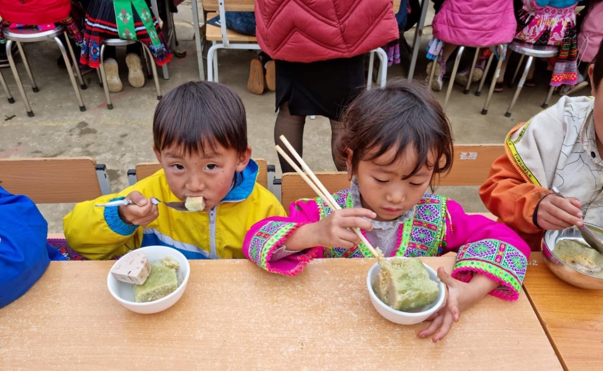 Sau khi bánh chín, các em được thưởng thức bánh tại trường. Mỗi em còn được tặng một chiếc mang về ăn tết.