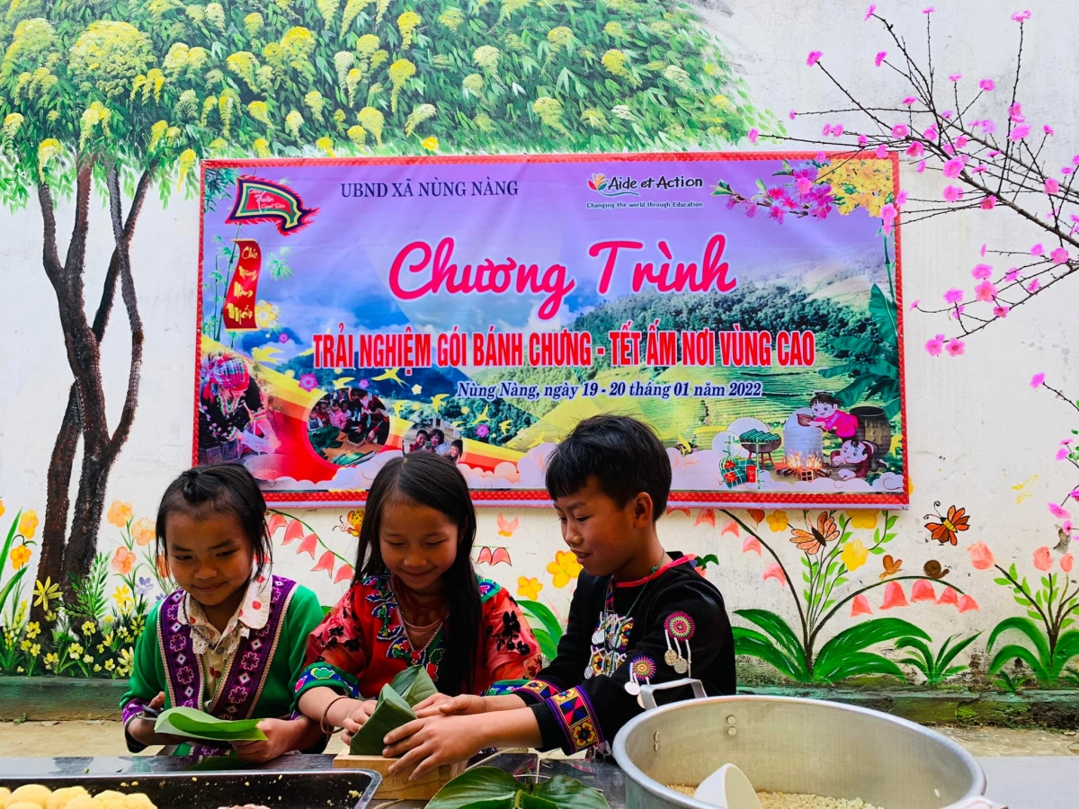 Cùng với hoạt động trải nghiệm gói bánh chưng, các em học sinh dân tộc Mông còn được nghe kể về sự tích bánh chưng, bánh dày.