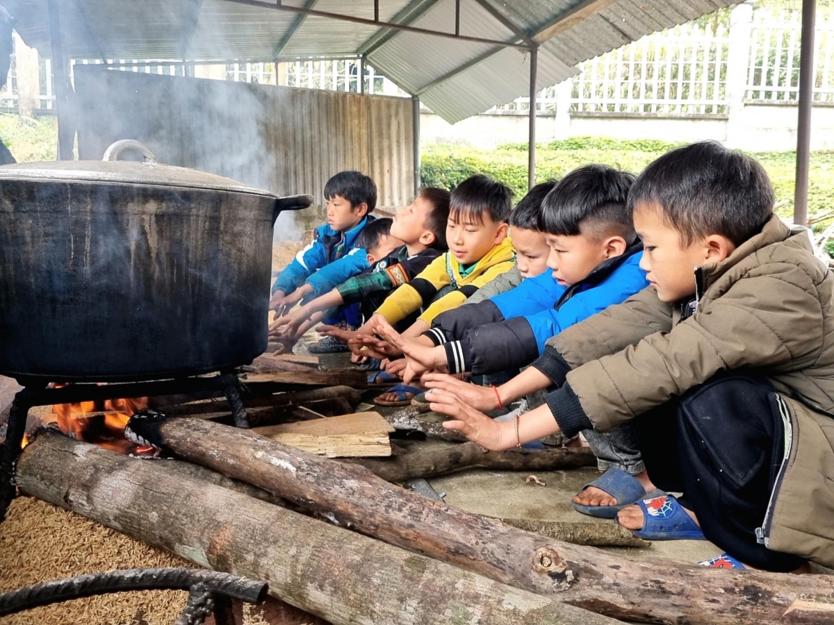 Với người Mông, bánh dày là bánh cổ truyền thường được làm mỗi dịp Tết. Tuy nhiên, năm nay, các em được thêm trải nghiệm gói bánh chưng.