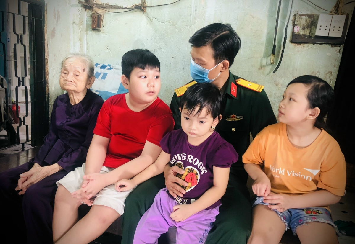 Thiếu tá Kiên cùng 3 anh em Đình Huy, Bảo Ngọc, Bảo Châu