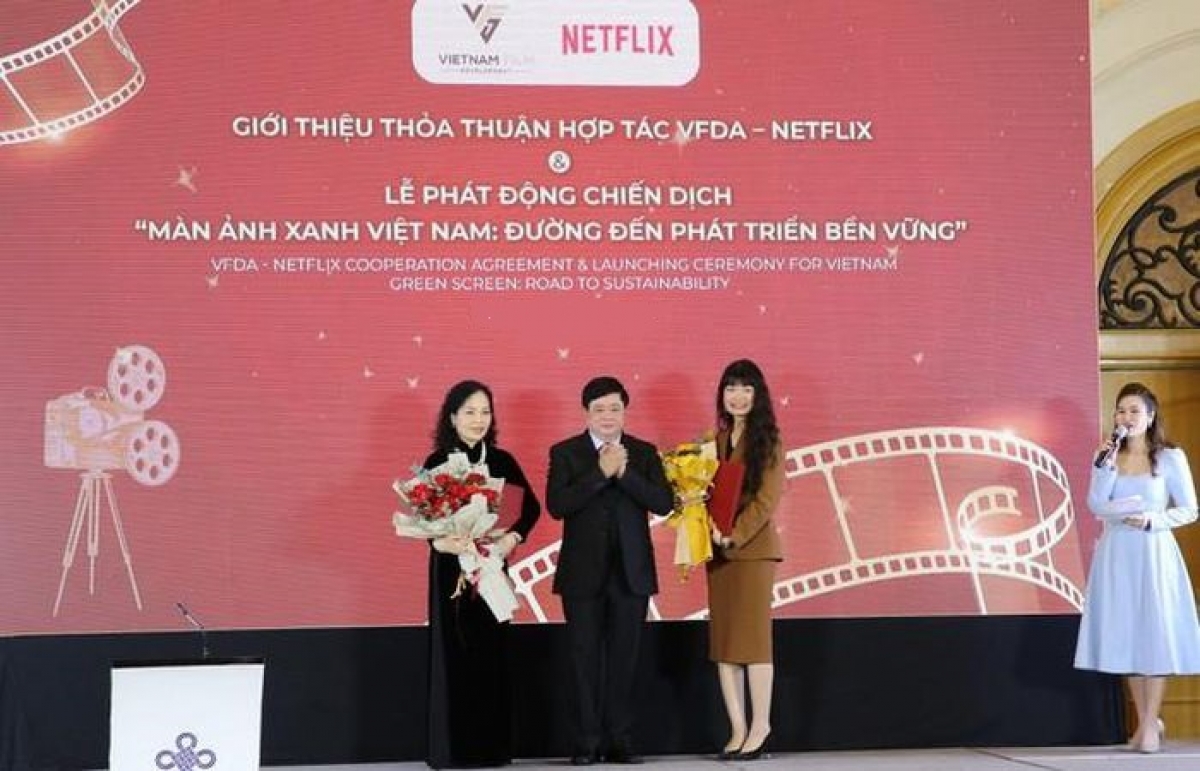 PGS.TS Nguyễn Thế Kỷ, Chủ tịch Hội đồng Lý luận, phê bình VHNT Trung ương chúc mừng 2 đơn vị trong lễ ký kết.