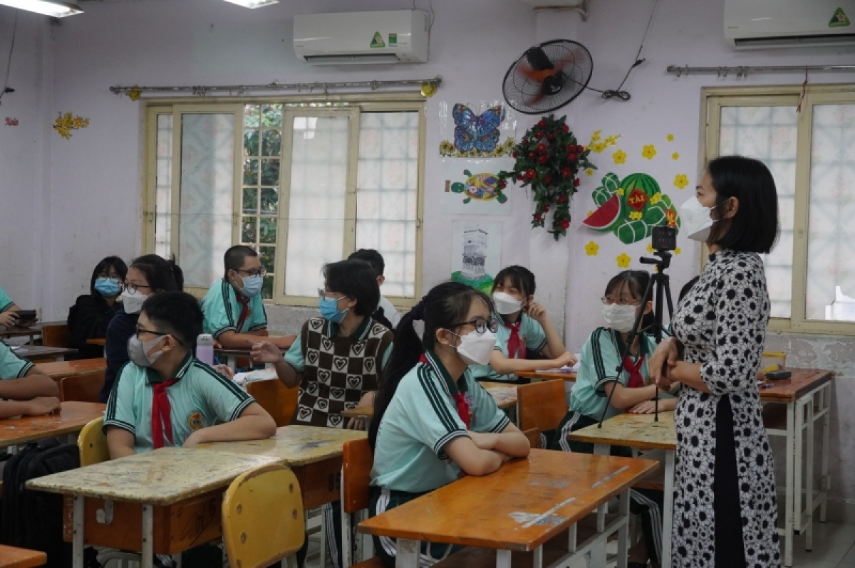 Đầu buổi học, giáo viên phổ biến các quy định phòng dịch tại trường học cho học sinh