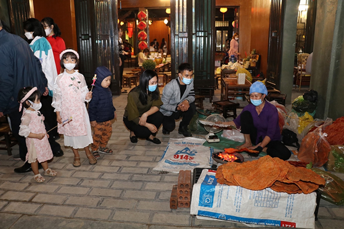 Một góc khu ẩm thực tại phố cổ Hoa Lư