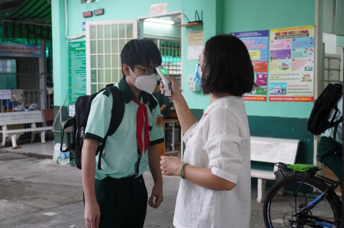 Học sinh được đo thân nhiệt từ cổng vào
