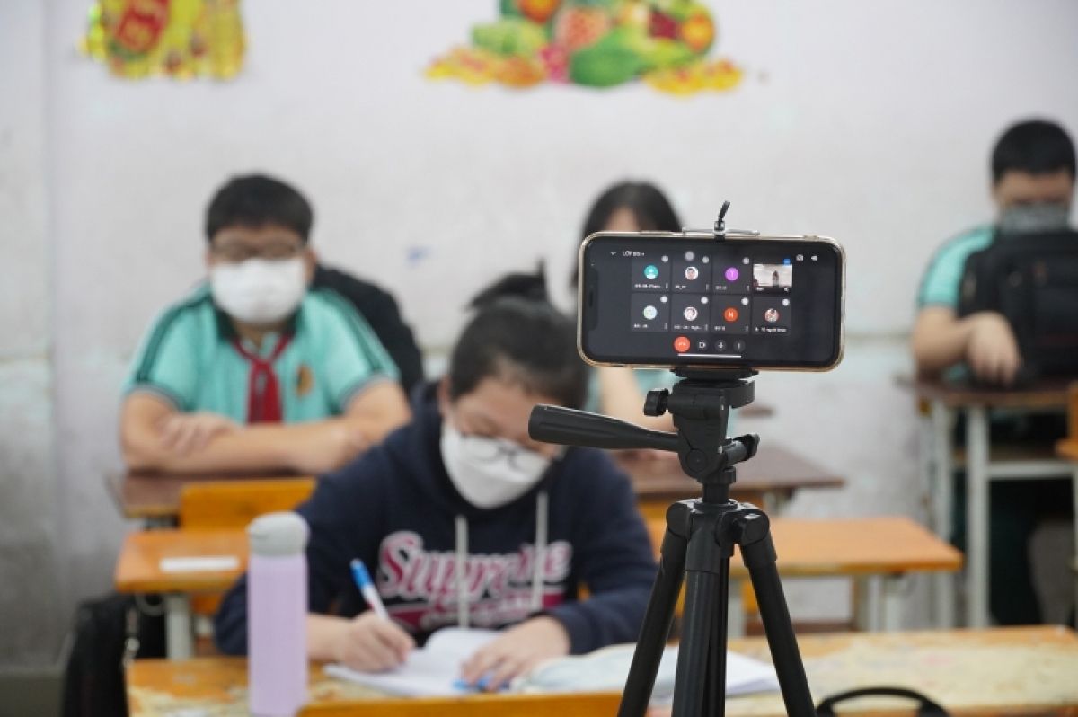 Giáo viên sẽ bố trí thiết bị để truyền bài giảng từ trên lớp cho những học sinh
chưa thể đến trường học trực tiếp