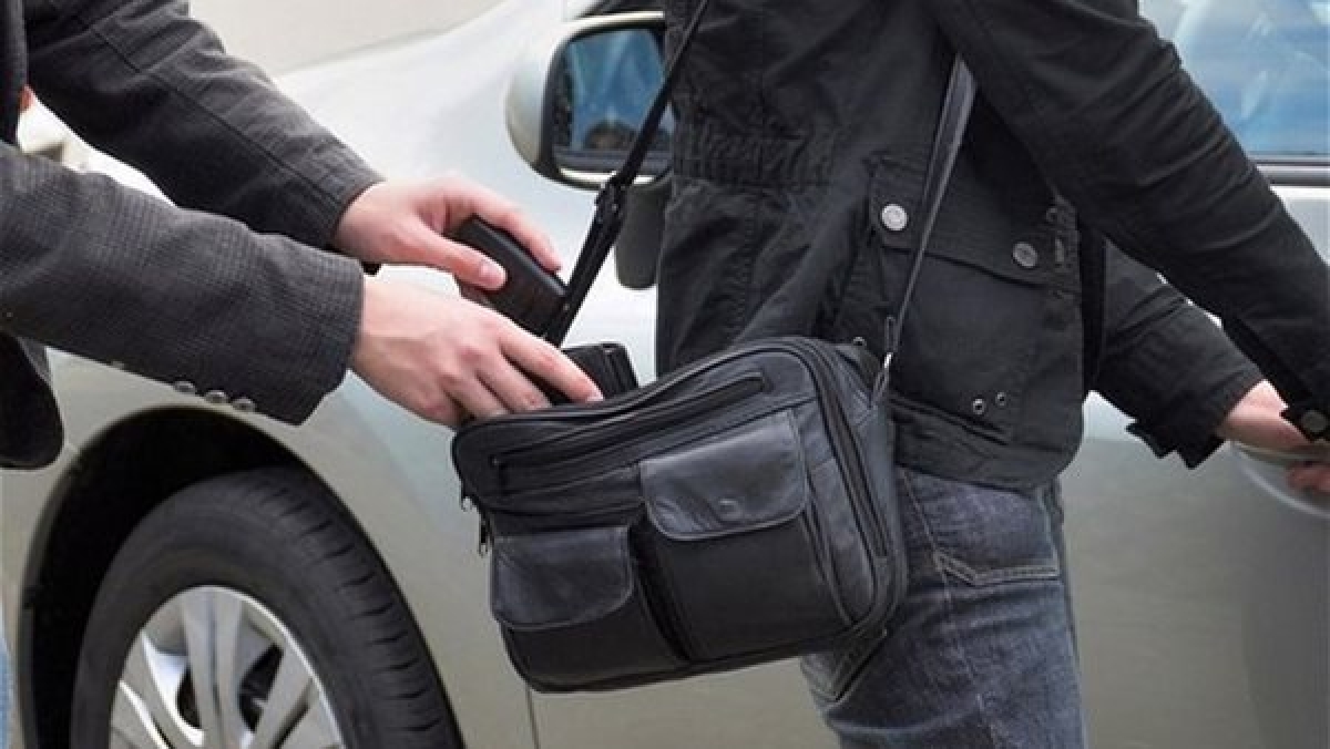 Cảnh giác kẻ gian móc túi và lấy đi tiền và những món đồ có giá trị