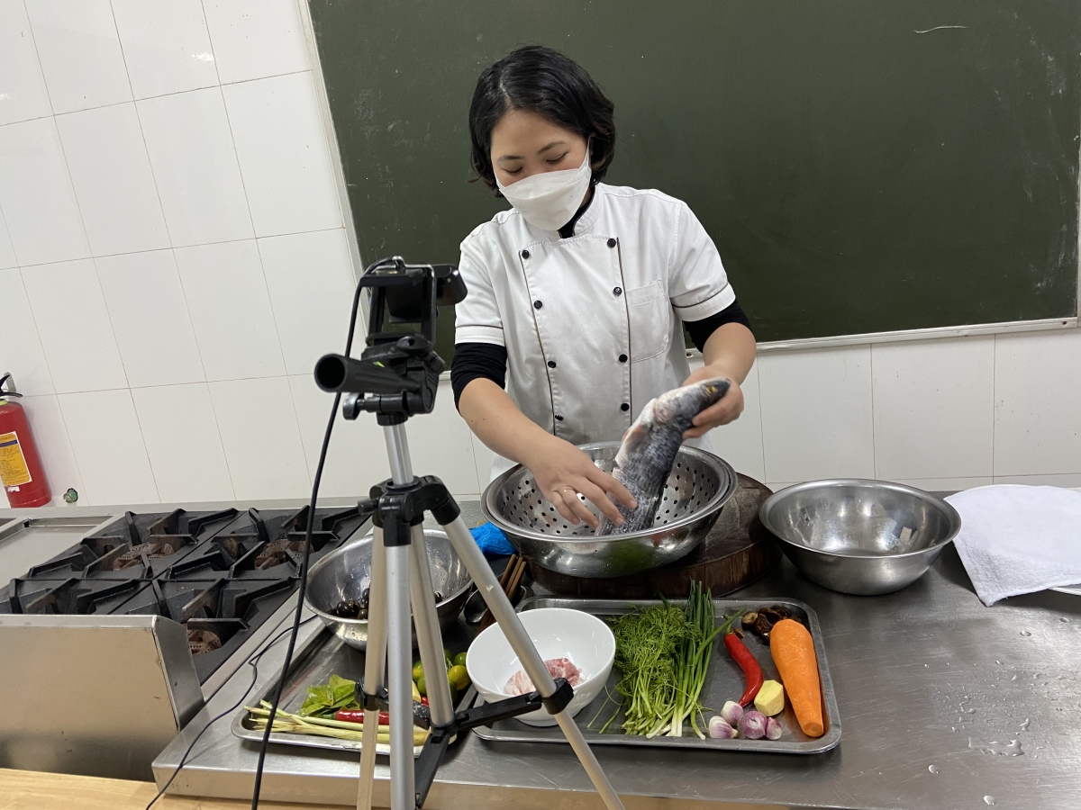 Cô Lê Ngọc Tú, giáo viên trường Trung cấp nghề Nấu ăn, Nghiệp vụ du lịch và Thời trang Hà Nội