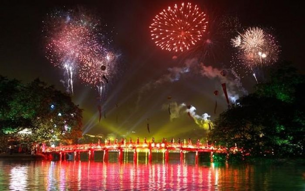 Cầu Thê Húc tại Hà Nội được trưng bày tại triển lãm ảnh. (Ảnh: Internet)
