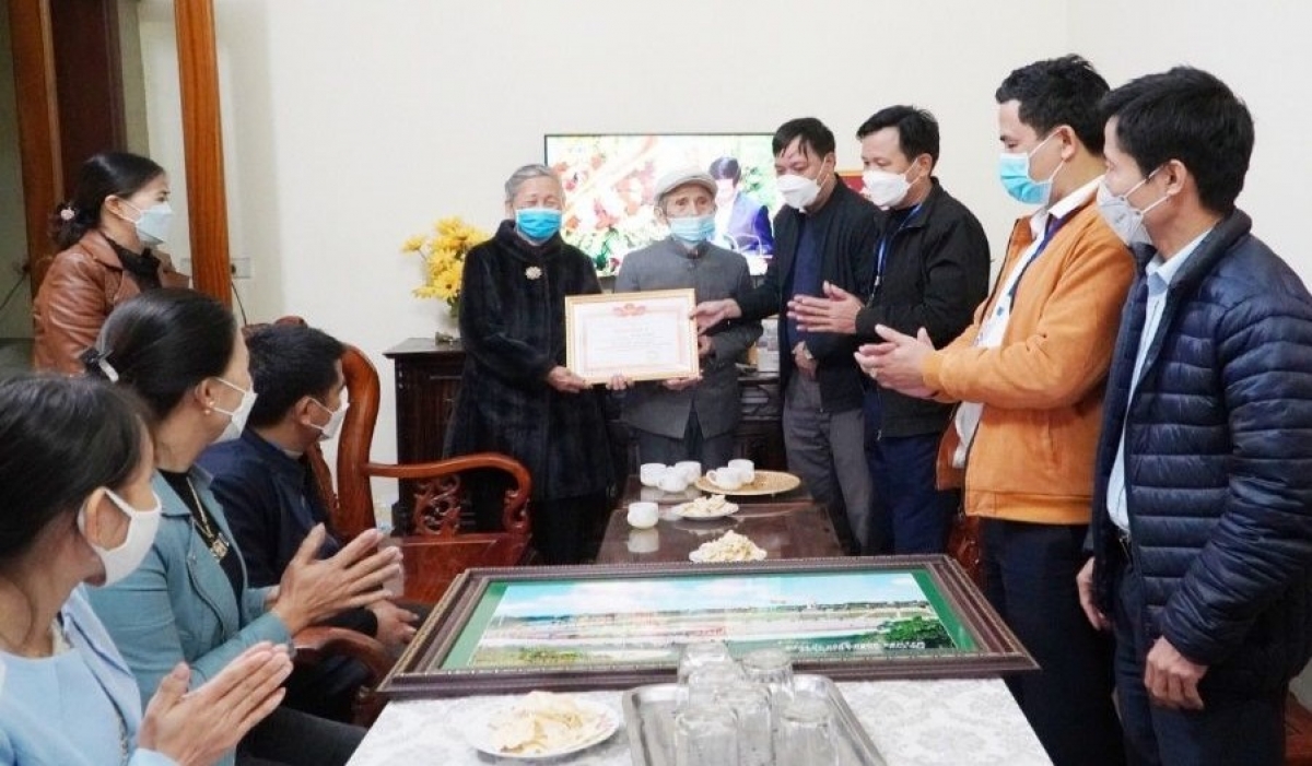 UBND xã tặng giấy khen ghi nhân việc làm cao cả của vợ chồng 2 cụ